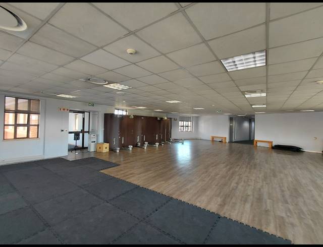 196M² OFFICE TO LET IN BRYANSTON